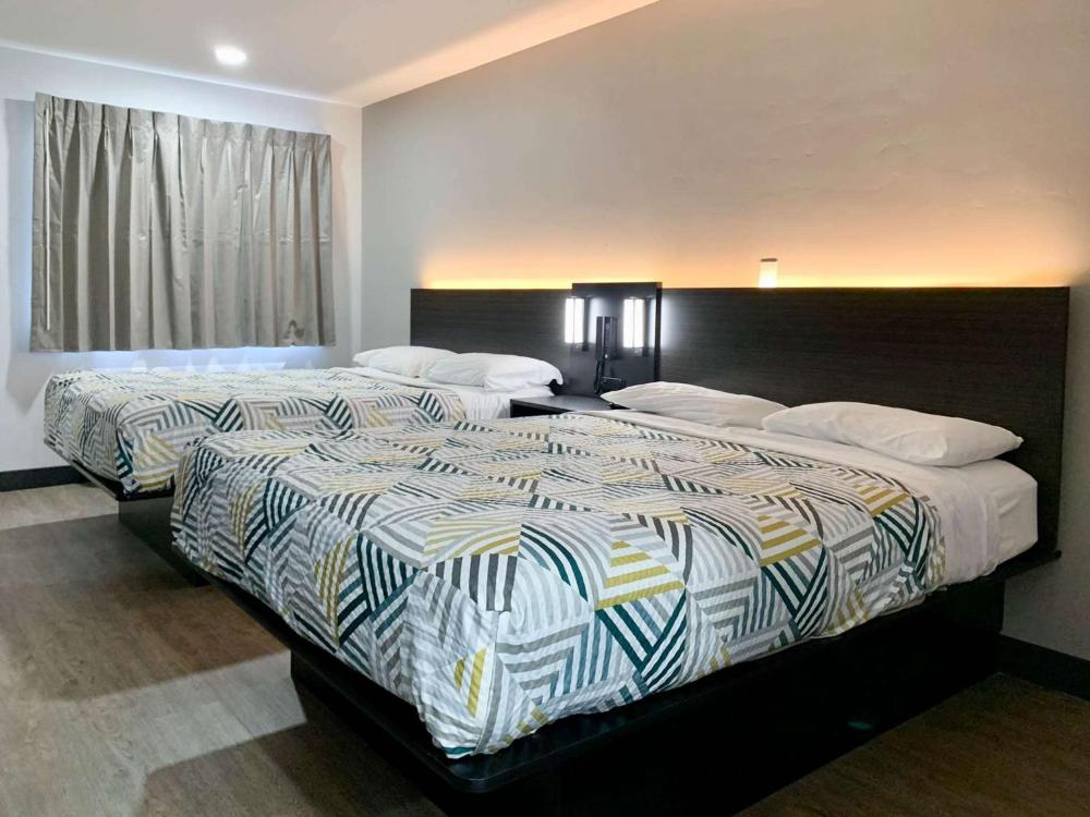 Queen Room with Two Queen Beds - Smoking interior